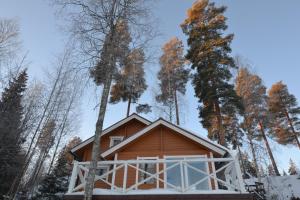 eine Hütte im Wald mit Bäumen in der Unterkunft Villa Leppäkerttu in Enonkoski