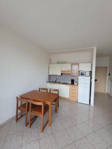 eine Küche und ein Esszimmer mit einem Tisch und Stühlen in der Unterkunft appartamento PEACE&LAKE in Riva del Garda
