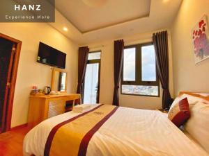 Giường trong phòng chung tại HANZ Hoa Dang Hotel