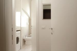 ein weißes Bad mit einem WC und einem Waschbecken in der Unterkunft CasaSanPietro2 in Rom