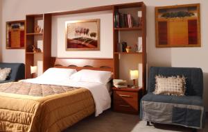 ローマにあるCasaSanPietro2のベッドルーム1室(ベッド1台、青い椅子2脚付)
