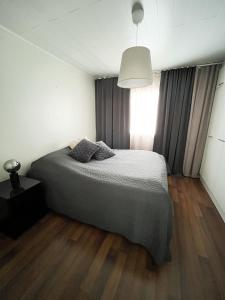 sypialnia z łóżkiem i oknem w obiekcie Rauhallinen paritalo, Sauna, Terassi, Grilli w mieście Lehmonaho