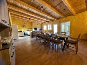 a kitchen and dining room with a table and chairs at La casa de la manga in Villabrázaro