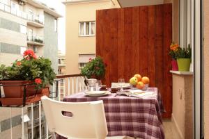 einen Tisch mit einem Obstteller auf dem Balkon in der Unterkunft CasaSanPietro2 in Rom