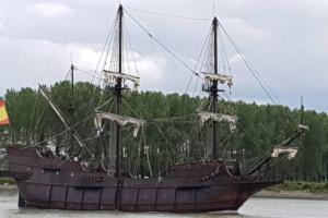 ein großes Boot im Wasser in der Unterkunft Au Saule en Seine in Saint-Wandrille-Rançon