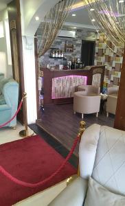 a living room with a couch and a red carpet at فندق اوقات الراحة للوحدات السكنيه in Tabuk