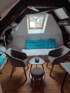 Habitación con 1 cama, 2 sillas y mesa. en Rouen, en Rouen
