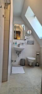 Koupelna v ubytování Hotel Garni "Am Ellinger Tor"