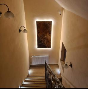 eine Treppe mit zwei Lichtern und einem Bild an der Wand in der Unterkunft MARMI Noclegi in Golczowice