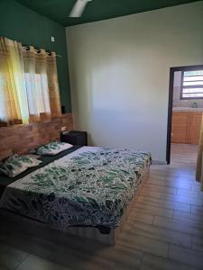 1 dormitorio con 2 camas y ventana en le tamarin, en Toliara