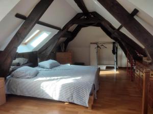 una camera da letto con letto in mansarda di Armada a Rouen