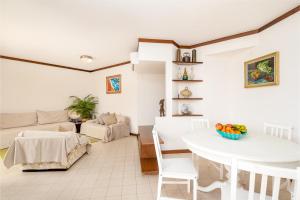 uma sala de estar com uma mesa e um sofá em La terrazza tra cielo e mare em Portovenere