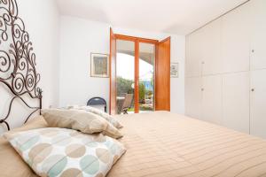 um quarto com uma cama grande e uma cabeceira em madeira em La terrazza tra cielo e mare em Portovenere