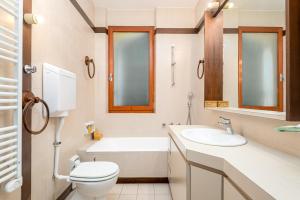 une salle de bain avec toilettes, lavabo et baignoire dans l'établissement La terrazza tra cielo e mare, à Portovenere