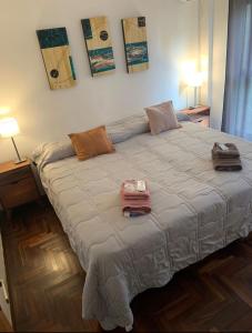 um quarto com uma cama grande com dois sacos em Departamento 100% equipado y excelente ubicación em Córdoba