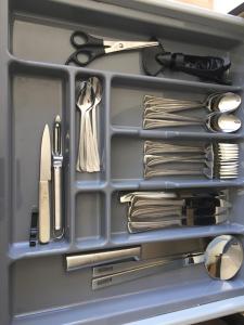 un cajón lleno de utensilios de cocina y papeleo en City View Apartment, free parking en Pärnu