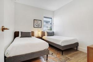 Кровать или кровати в номере Roami at The Carmela +55 фотографий