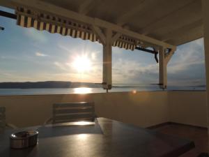 - Vistas al sol desde la cubierta de un barco en Apartman PERICA en Senj