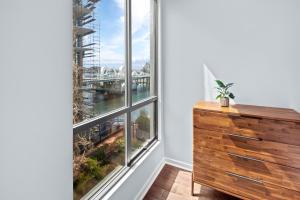 Cette chambre dispose d'une fenêtre offrant une vue sur un pont. dans l'établissement Mermaid Life by Iris Properties!, à Victoria