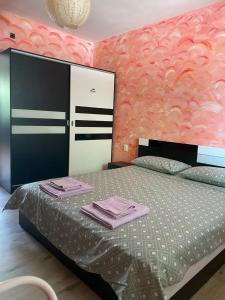 sypialnia z łóżkiem z dwoma ręcznikami w obiekcie АПАРТАМЕНТ МИДИЯ ЕНОС РУСЕ w mieście Ruse