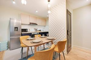 uma cozinha e sala de jantar com mesa e cadeiras em Superb apartment 4 people center of Paris em Paris