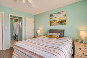 um quarto com uma cama e um quadro na parede em Topsail Beach Vacation Rental Steps to Shore! em Topsail Beach