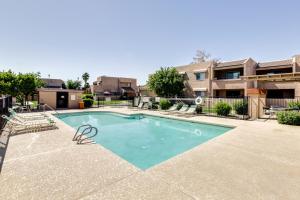 een zwembad voor een appartementencomplex bij Phoenix Home Pool, Hot Tub and Near Spring Training in Phoenix