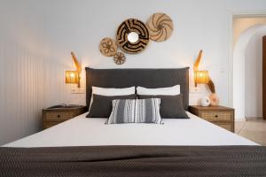 Säng eller sängar i ett rum på Erato Inn Naxos