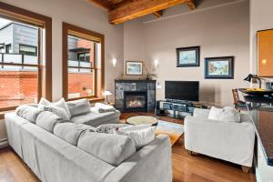 sala de estar con sofá y chimenea en The Vogue Loft by Iris Properties!, en Victoria