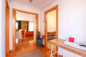 uma sala de estar com uma mesa e uma sala de jantar em El refugio home em Santander