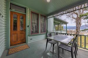- une terrasse couverte avec une table, des chaises et une porte dans l'établissement Historic Roe Parker home, à Hood River 18 autres photos
