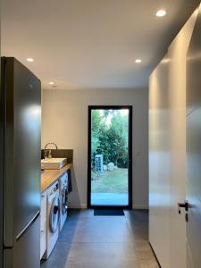 a kitchen with a washer and dryer and a window at Chambre privée in Mandelieu-la-Napoule