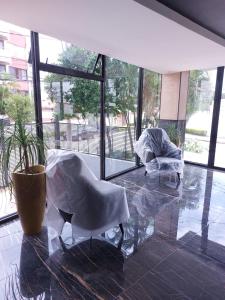 a room with two chairs and a potted plant at Monoambiente totalmente equipado in Santa Cruz de la Sierra