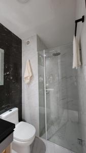 a bathroom with a toilet and a glass shower at Monoambiente totalmente equipado in Santa Cruz de la Sierra