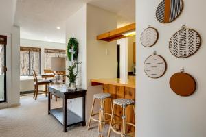 cocina y comedor con mesa y taburetes en Lincoln Condo Rental with Shuttle Near Loon Mountain, en Lincoln