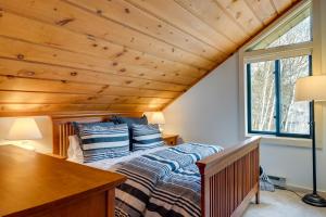 Un dormitorio con una cama y un techo de madera. en Lincoln Condo Rental with Shuttle Near Loon Mountain, en Lincoln 32 fotos más
