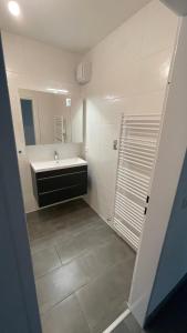 un bagno con lavandino e specchio di Rebekka‘s Apartment a Füssen Altre 23 foto