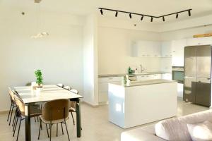 Η κουζίνα ή μικρή κουζίνα στο Wonderful Flat - Seaview Apartment 4BDR