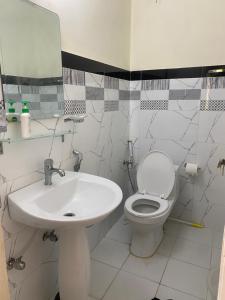 ein Badezimmer mit einem Waschbecken, einem WC und einem Spiegel in der Unterkunft Valhalla Resort Kumrat in Tāl