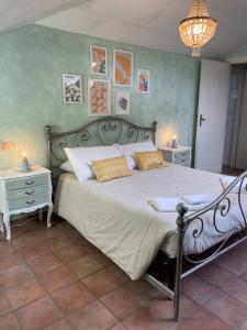 una camera con un grande letto e due comodini di Appartamento castelli Romani - con vista su ROMA a Monte Porzio Catone