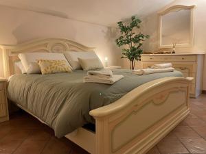 a bedroom with a large bed with towels on it at Appartamento castelli Romani - con vista su ROMA in Monte Porzio Catone