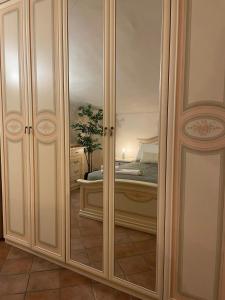 a bedroom with a large wooden closet with a bed at Appartamento castelli Romani - con vista su ROMA in Monte Porzio Catone +19 photos
