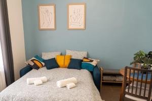 um quarto com uma cama com duas almofadas em Le Seashore - Séjour proche plage, commerces & casino em Dunkerque