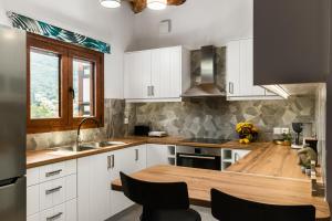 Kuchyň nebo kuchyňský kout v ubytování Eloise Apartments