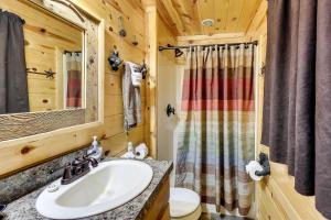 Koupelna v ubytování Broken Bow Rental Cabin with Hot Tub and Bar