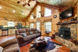 Χώρος καθιστικού στο Pet-Friendly Broken Bow Cabin with Fire Pit!