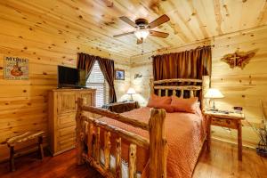 Ένα ή περισσότερα κρεβάτια σε δωμάτιο στο Pet-Friendly Broken Bow Cabin with Fire Pit!