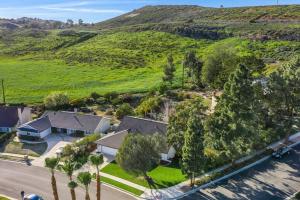 - une vue aérienne sur une maison avec une colline dans l'établissement Conejo Oasis, à Thousand Oaks