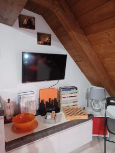 a desk with a keyboard and a tv on a wall at Appartamento Fiuggi Terme in Fiuggi