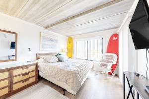 Un pat sau paturi într-o cameră la Surfs Edge 108